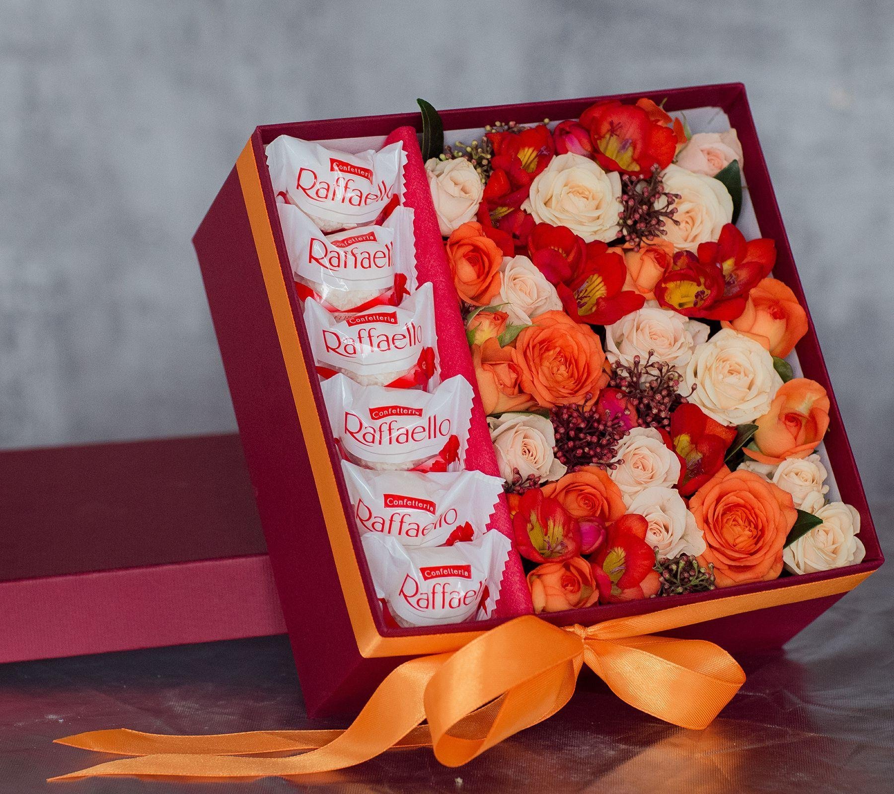 Красивый подарок женщине на день рождения. Коробка с цветами и конфетами. Подарочные коробки с цветами и конфетами. Букеты в коробках с конфетами. Коробки цветы с конфетами.