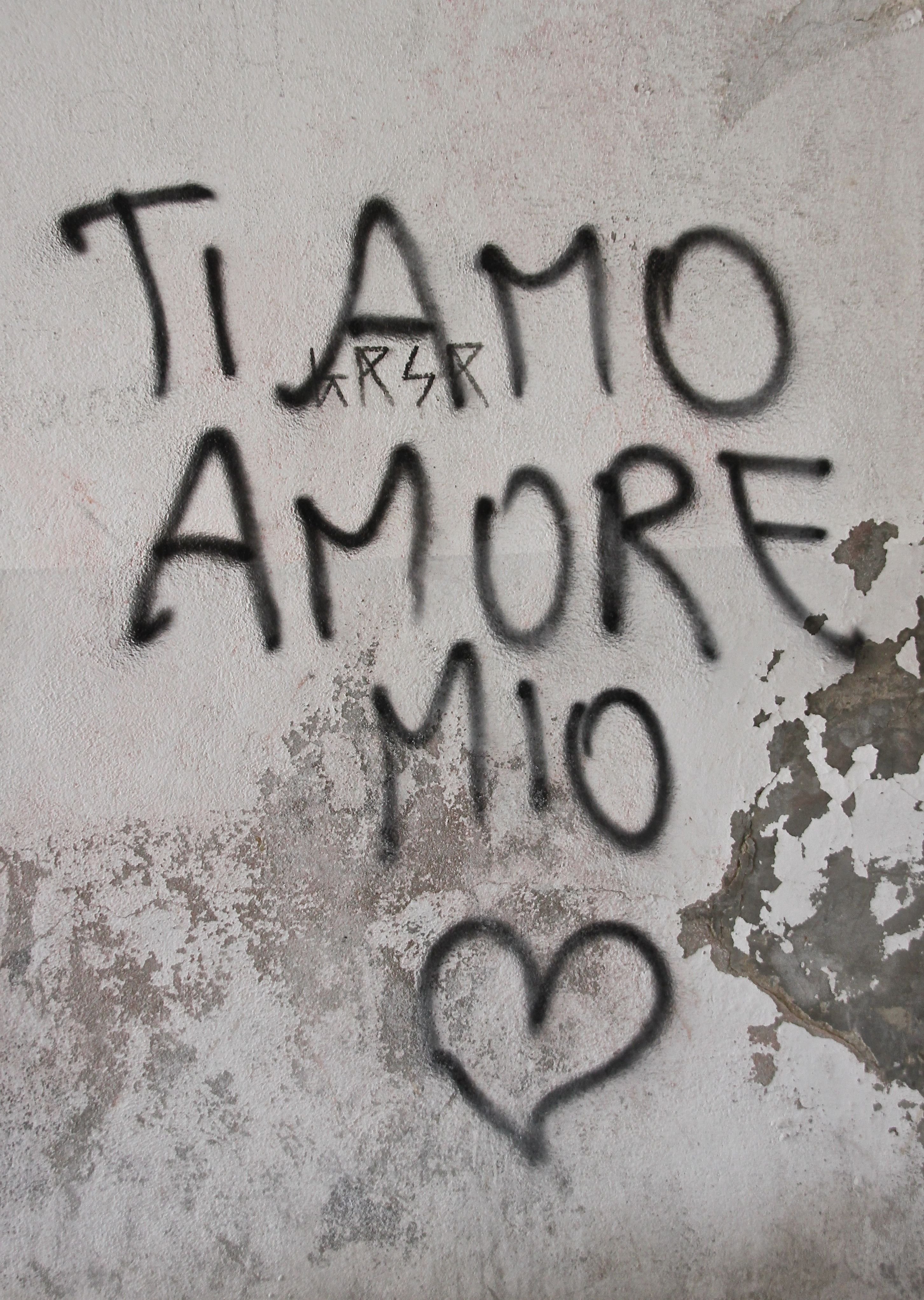 Amore язык. Amore надпись. Картина Amore. Надпись на стену Амор. Amore надпись обои.