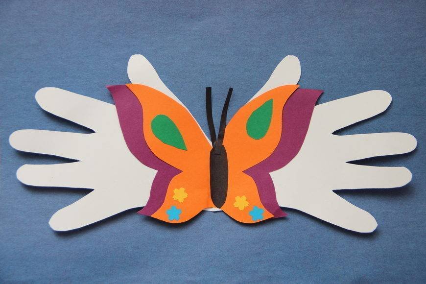 Аппликация бабочка старшая. Объемная аппликация бабочка. Бабочка поделка из бумаги. Симметричная аппликация. Бабочка из цветной бумаги.