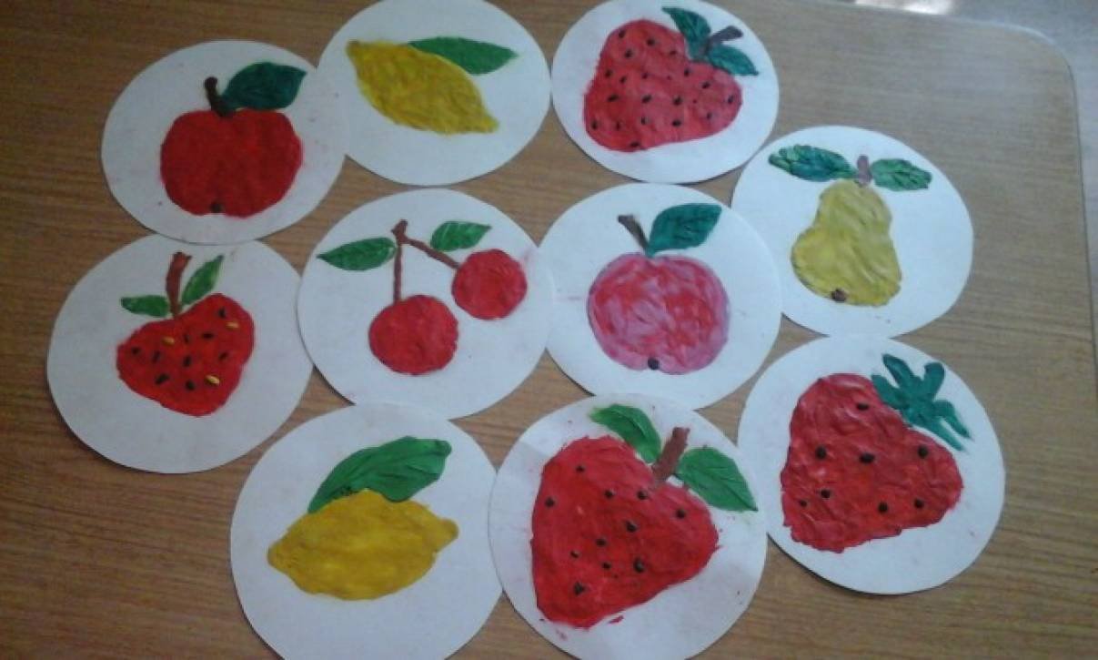 Фрукты первая младшая. Рисование овощи и фрукты средняя группа. Рисование фрукты в средней группе. Рисование в средней группе на тему ягоды. Рисование ягоды в средней группе.