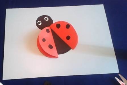 Аппликация из цветной бумаги Божья коровка на листочке