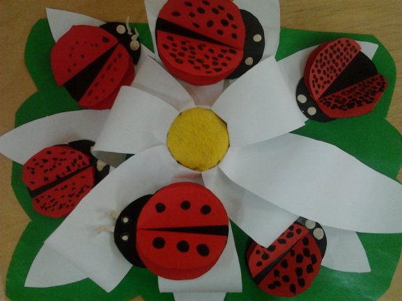 Божья коровка на ромашке поделка