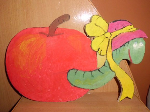 Поделка яблоко с червяком