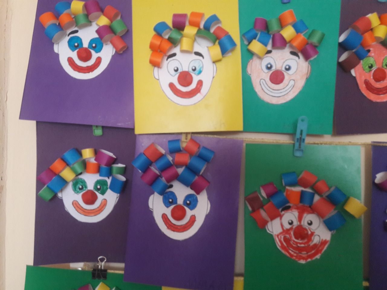 Поделки на день смеха в детском саду. Поделка клоун из цветной бумаги. Клоун аппликация для детей. Поделки на день смеха. День смеха поделки в детском.