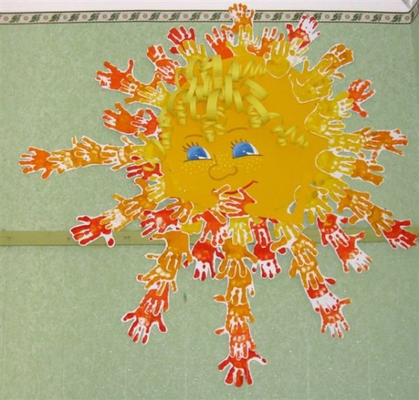 День солнца в детском саду младшая группа. Поделки из ладошек. Аппликация из ладошек. Поделка солнце. Солнце из ладошек.