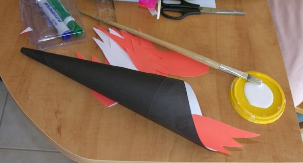 Олимпийский факел из картона