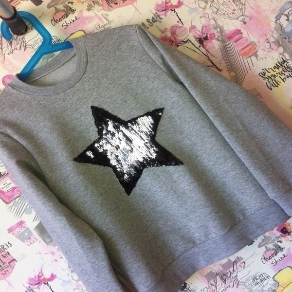 Толстовка с аппликацией из пайеток