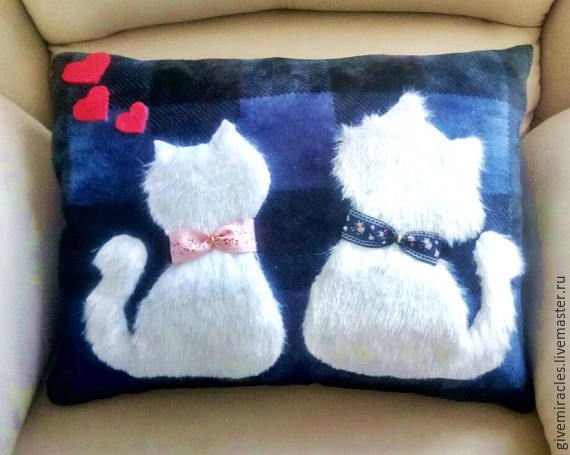 Подушка из кусочков меха