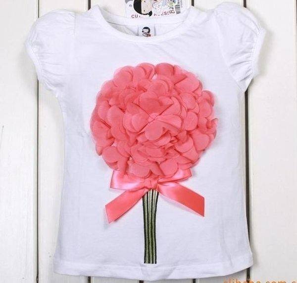 Футболка с объемным цветком