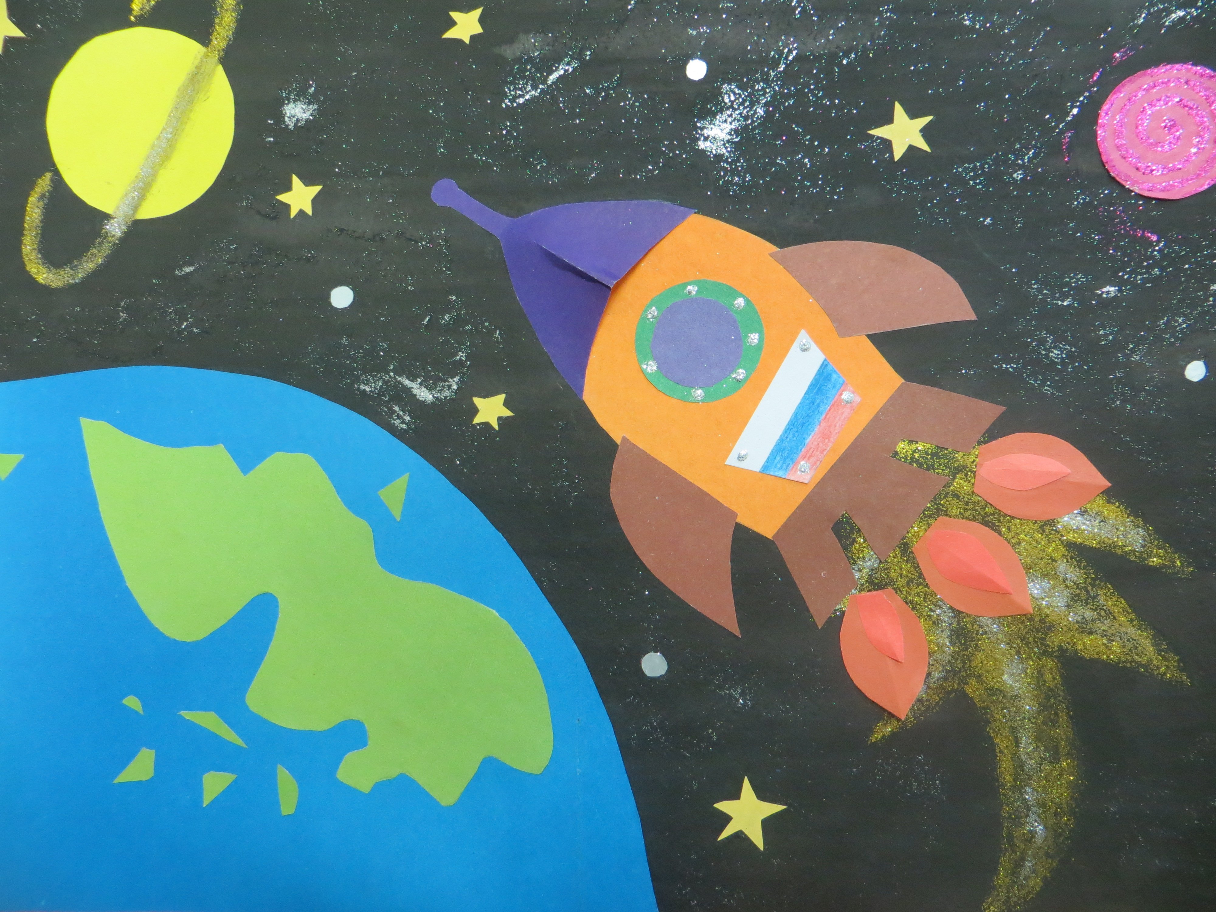 День космонавтики для детей средней группы. Поделки котдню космонавтики. Поделка ко Дню космонавти. Аппликация космос.