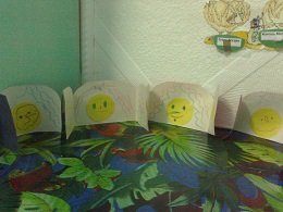 Аппликация в младшей группе Колобок на окошке