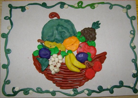 Корзина с овощами и фруктами из пластилина