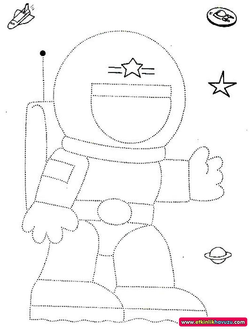 Космонавт шаблон для вырезания распечатать. Аппликация космонавт. Космонавтика раскраски для детей. Трафарет Космонавта для аппликации. Аппликация по космосу.