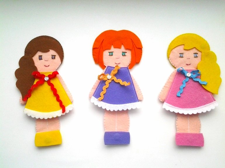 Плоскостные куклы. Аппликационные куклы из фетра. Куколки из фетра. Аппликации для девочек. Из 26 листов бумаги девочка сделала 3