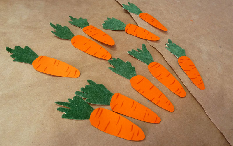 День морковки в детском саду. Поделка морковь. Поделка морковка из бумаги. Морковка из картона. Морковь из цветной бумаги.