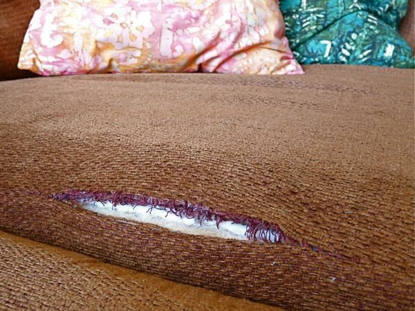 Прожгли тканевый диван