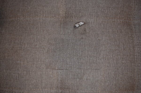 Диван с тканью заплатками