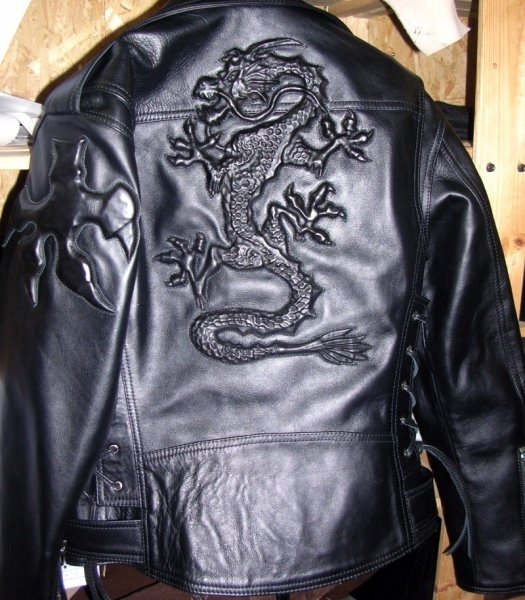 Кожаная куртка с тиснением