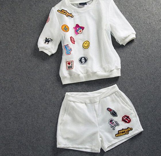 Футболки белая с нашивками для девочек