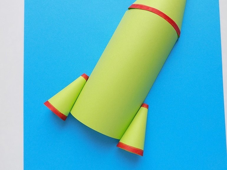 Ракета объемная из бумаги. Ракета из бумаги. Ракета поделка. Поделка ракета из бумаги. Ракета с цветной бумаги.