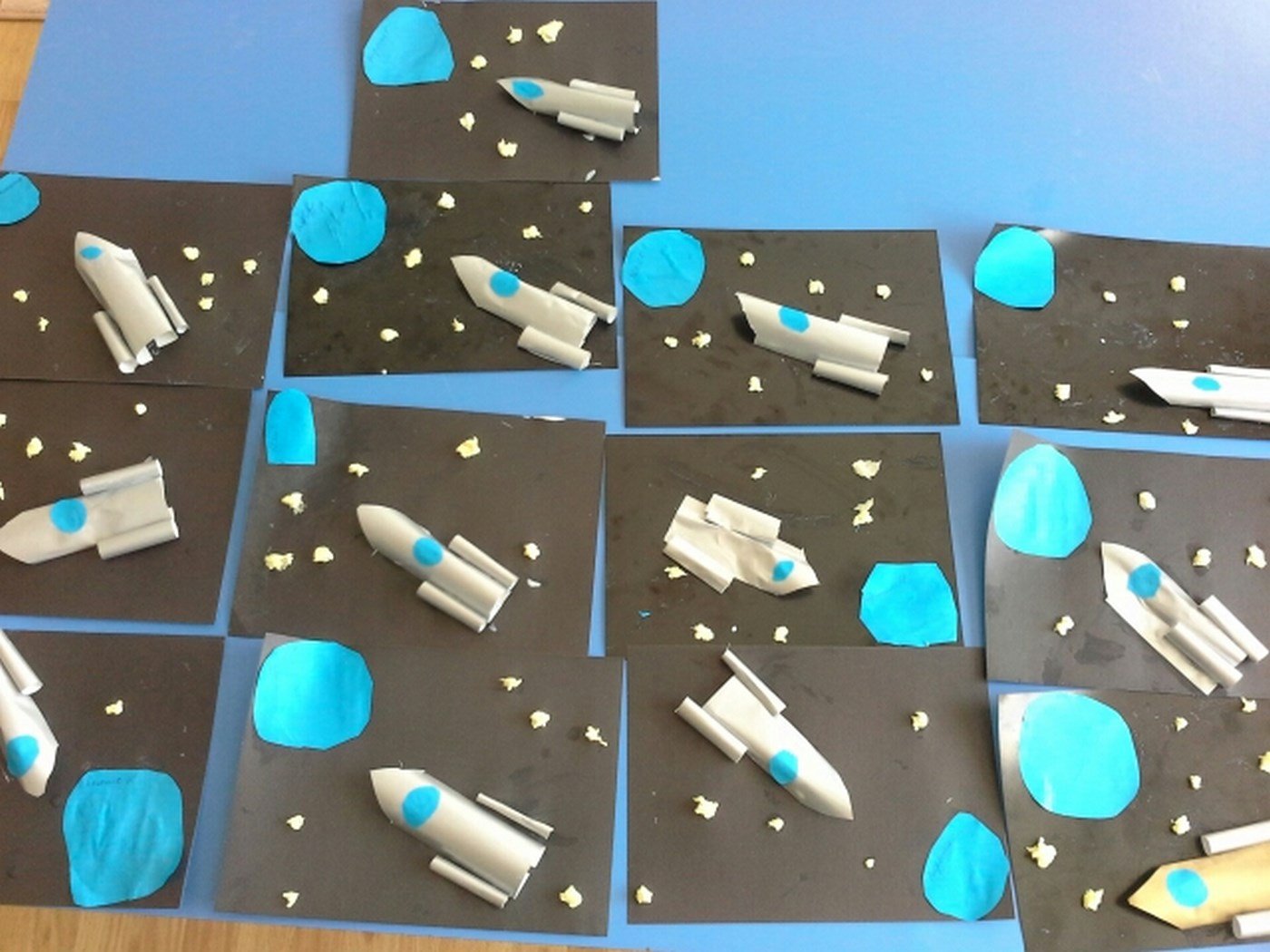 Игры ко дню космонавтики в начальной школе. Аппликация «ракеты и кометы» (и.а. Лыкова стр.128). Аппликация на тему космос. Аппликация космос для детей. Аппликации на тему космос для детей.