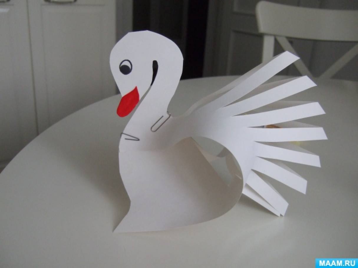 Лебеди из бумаги для детей. Поделка лебедь. Поделка лебедь из бумаги. Объемный лебедь из бумаги. Игрушка из бумаги лебедь.