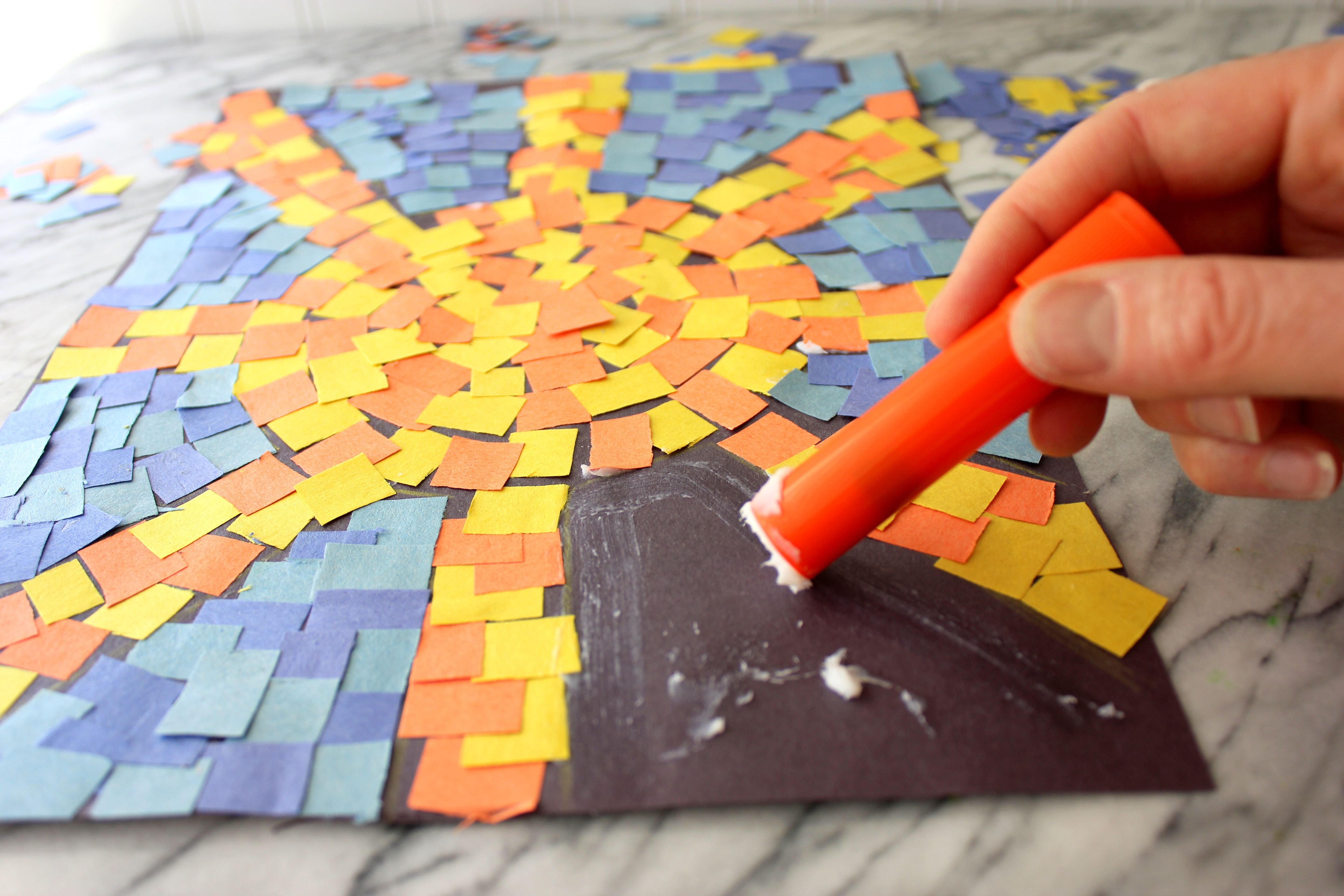 Клей кусочками. Мозаика из бумаги. Мозайка из цветной бумаги. Мозаичная аппликация. Мозаика из цветной бумаги для детей.