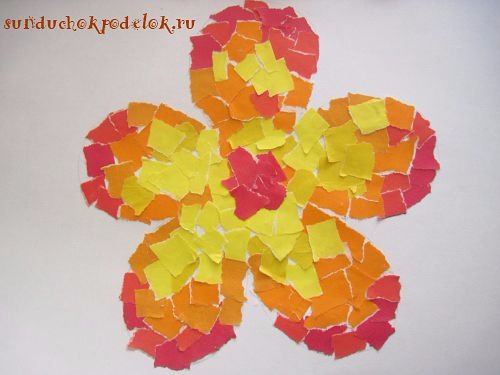 Поделка из кусочков цветной бумаги