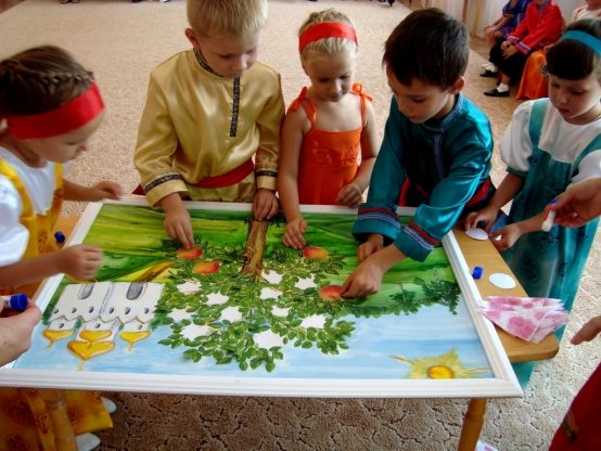 Коллективная работа в детском на яблочный спас