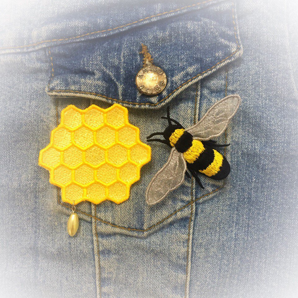 Вещь пчелы. Брошь Honey Bee Brooch пчела. Пчела из фетра. Пчелка из ткани. Брошь пчела из бисера.
