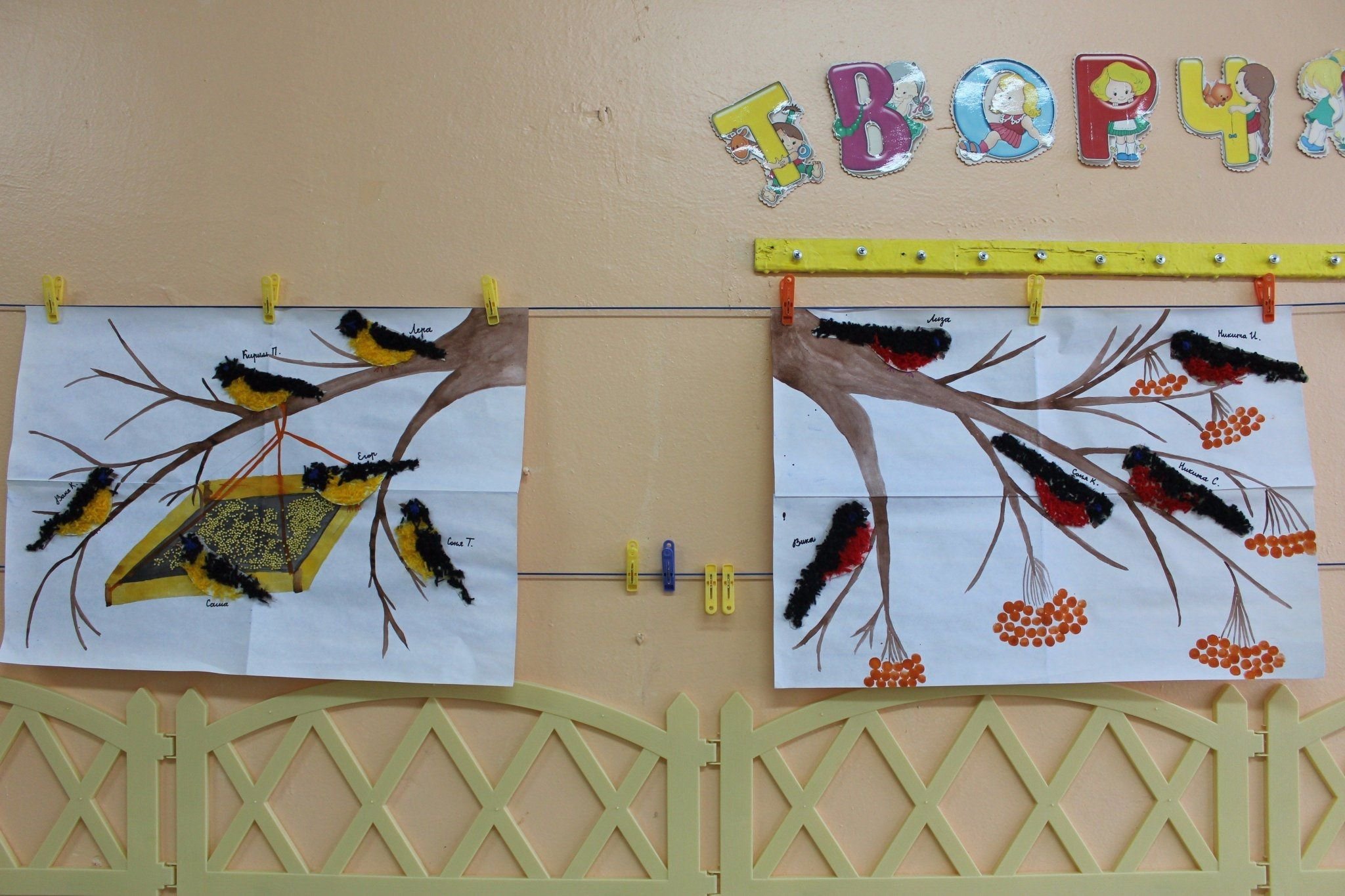 Тема пернатые друзья средняя группа. Рисование кормушка для птиц средняя группа. Рисование птицы на кормушке старшая группа. Птичья столовая в детском саду. Аппликация Птичья столовая.