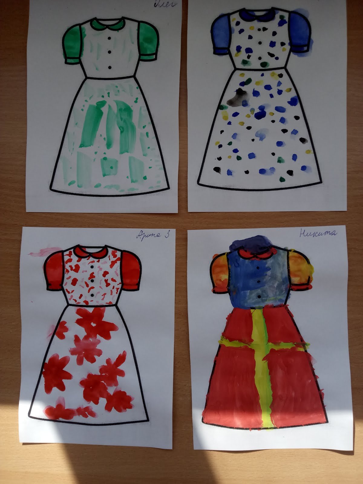 Платье для средней куклы. Рисование платья в средней группе. Рисование платья в старшей группе. Рисование платье для мамы старшая группа. Рисование платье для мамы в средней группе.