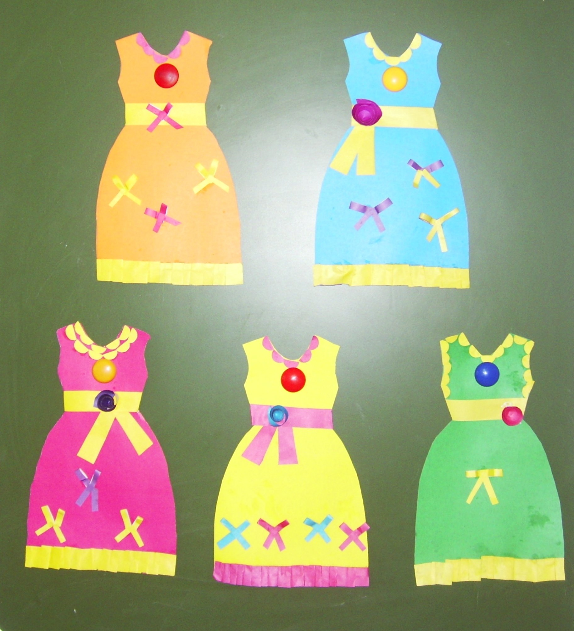 Платье для средней куклы. Аппликация платье старшая группа. Аппликация платье средняя группа. Украшение платья в средней группе. Аппликация платье для мамы.