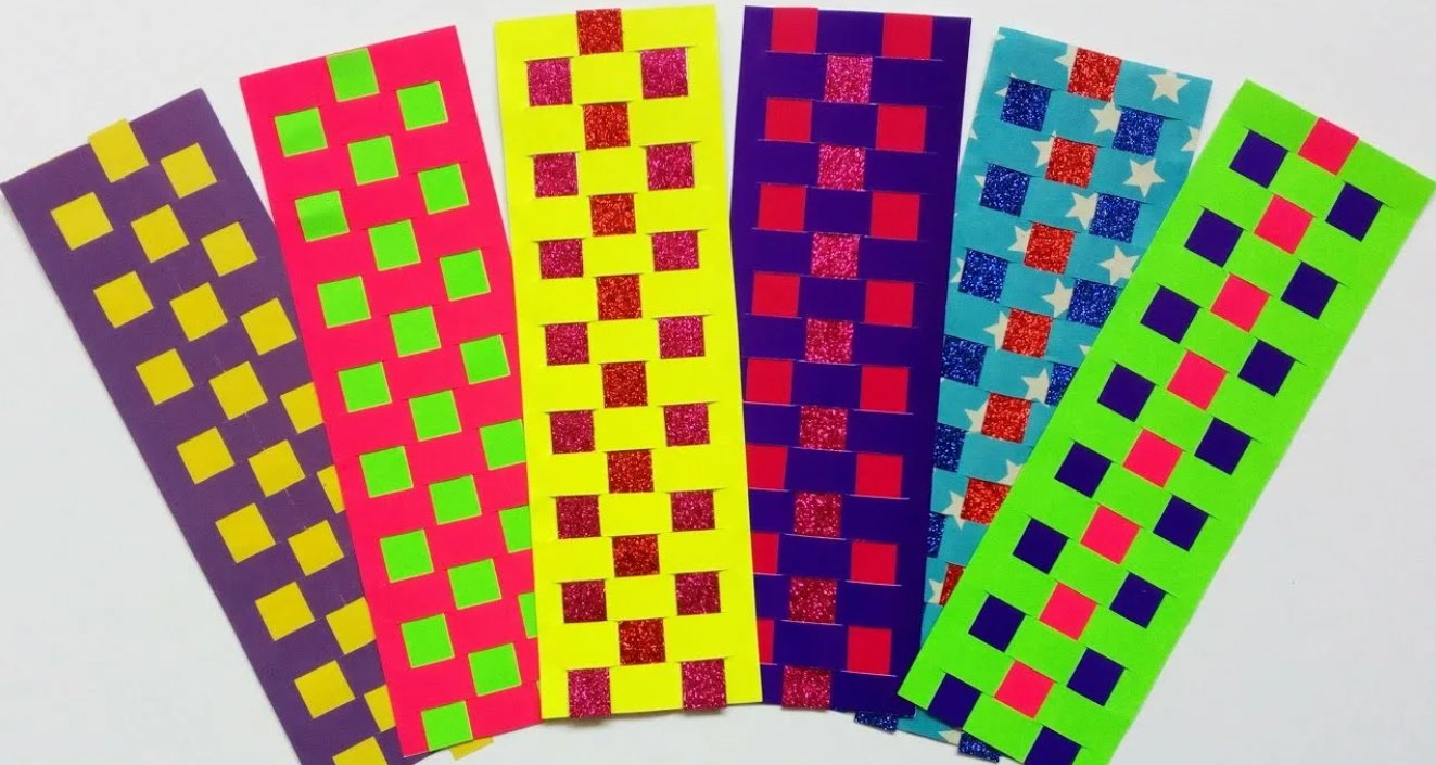 Палочки квадратиками. Плетеная закладка. Закладка плетение из бумаги. Плетеные закладки из цветной бумаги. Плетёные закладки из бумажных полосок.