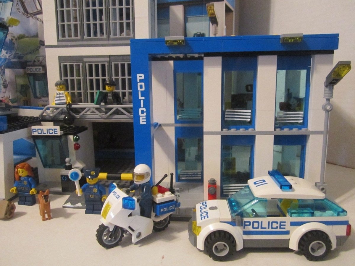 Полицейский участок машины полицейские
