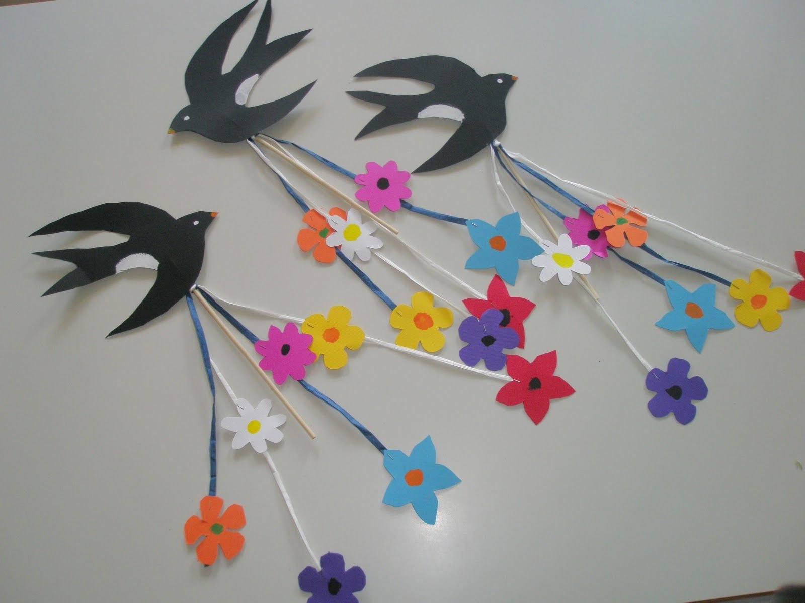 Аппликация день птиц. Весенние поделки. Весенние украшения из бумаги. Весенняя поделка в детский сад.