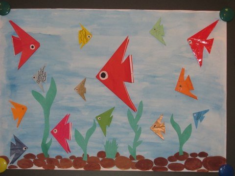 Рыбки оригами из бумаги в аквариуме