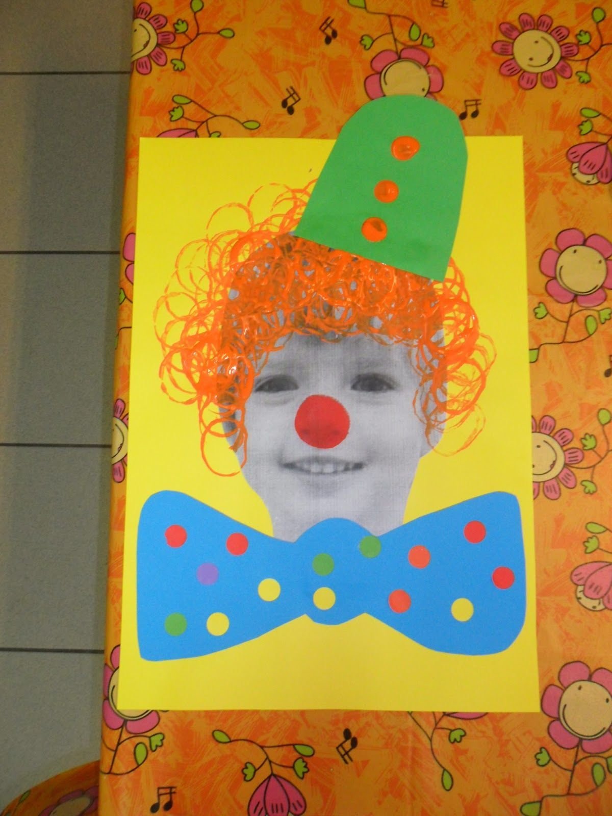 Сделать клоуна своими руками. Поделка клоун из цветной бумаги. Аппликация "клоун". Клоун аппликация для детей. Аппликация клоун в детском саду.
