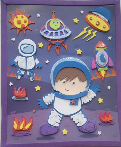 Аппликация на тему космонавтики. Аппликация на тему космос. Детские аппликации про космос. Аппликация космос для детей. Поделки на тему космос.