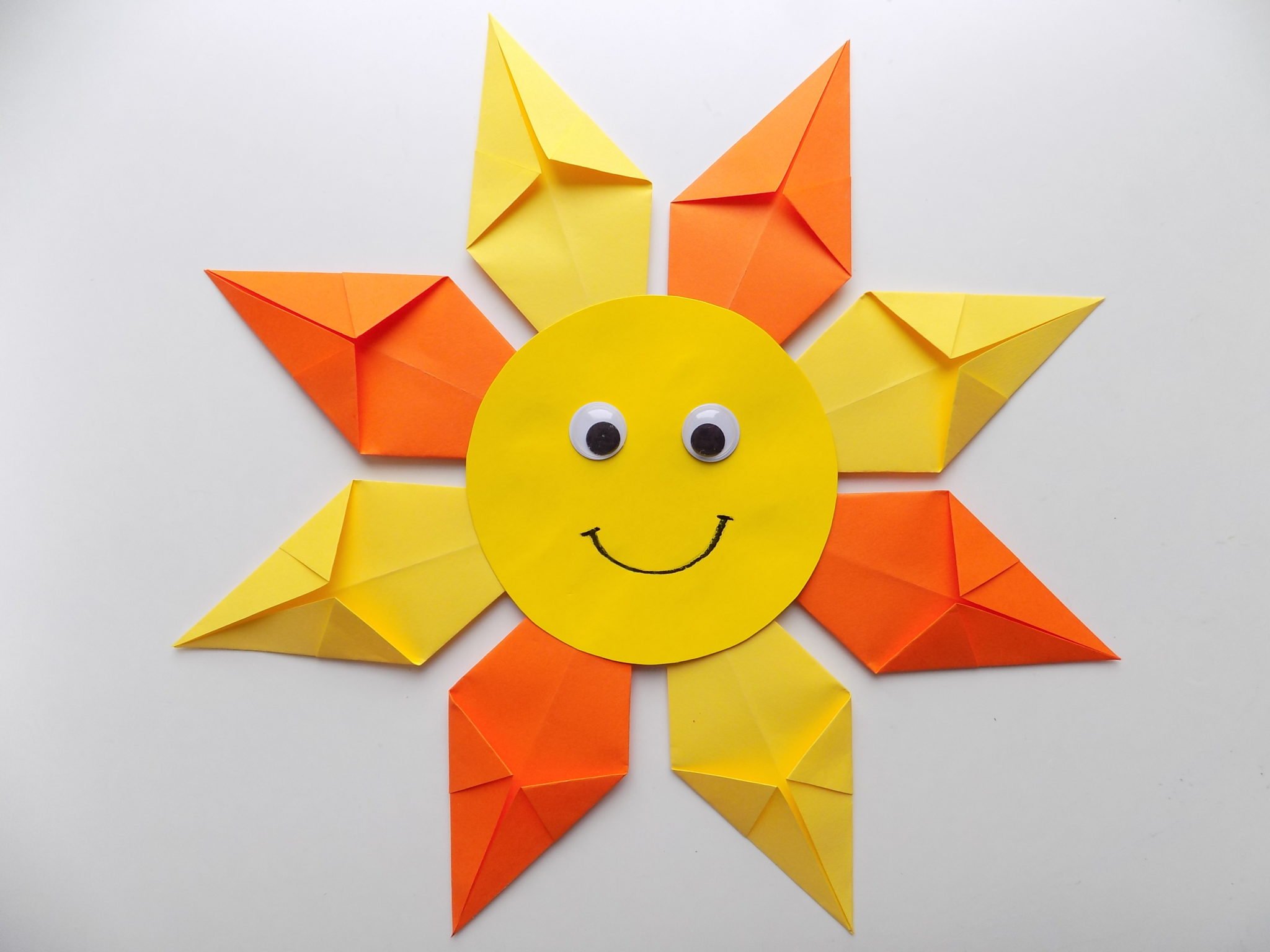 Оригами солнышко. Поделка солнце. Солнышко из бумаги. Поделка солнышко из бумаги. Солнышко из цветной бумаги.