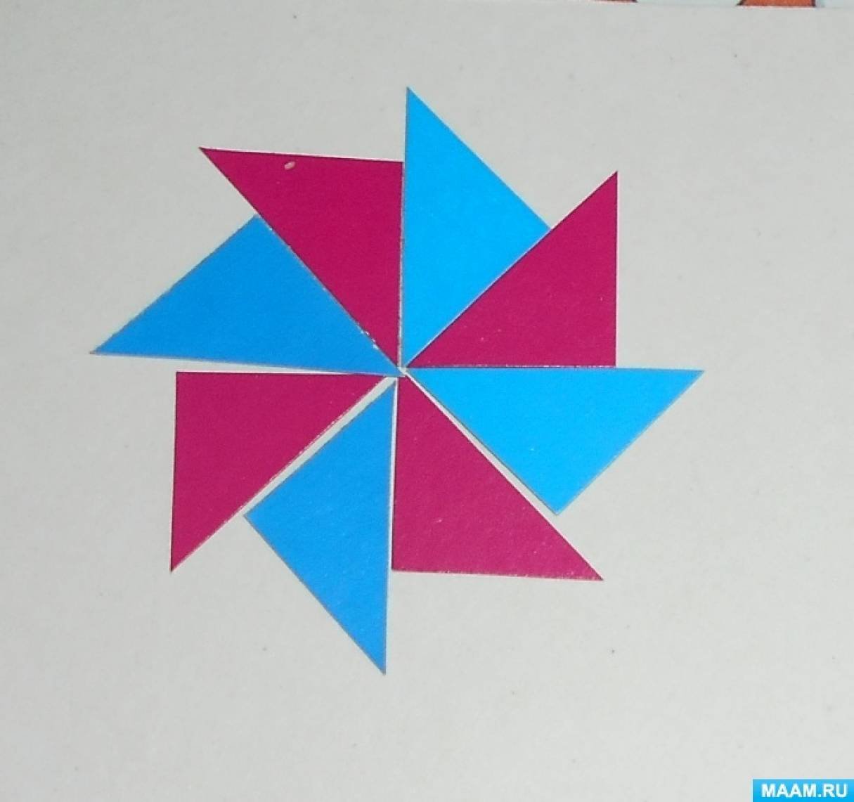 Круг из треугольников из бумаги. Апликацияиз квадратиков. Аппликация из треугольников. Цветы из геометрических фигур. Аппликация из геометрических фигур.