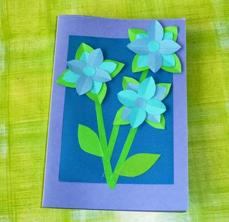 Открытка аппликация цветы. Поделка весенние цветы. Поделка из бумаги для мамы Незабудка. Весенние поделки для детей. Поделка цветы для мамы.