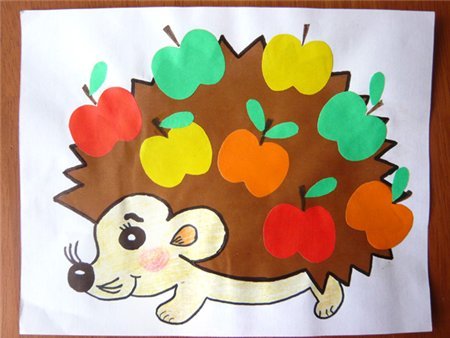 Аппликация из цветной бумаги Ежик с яблоком