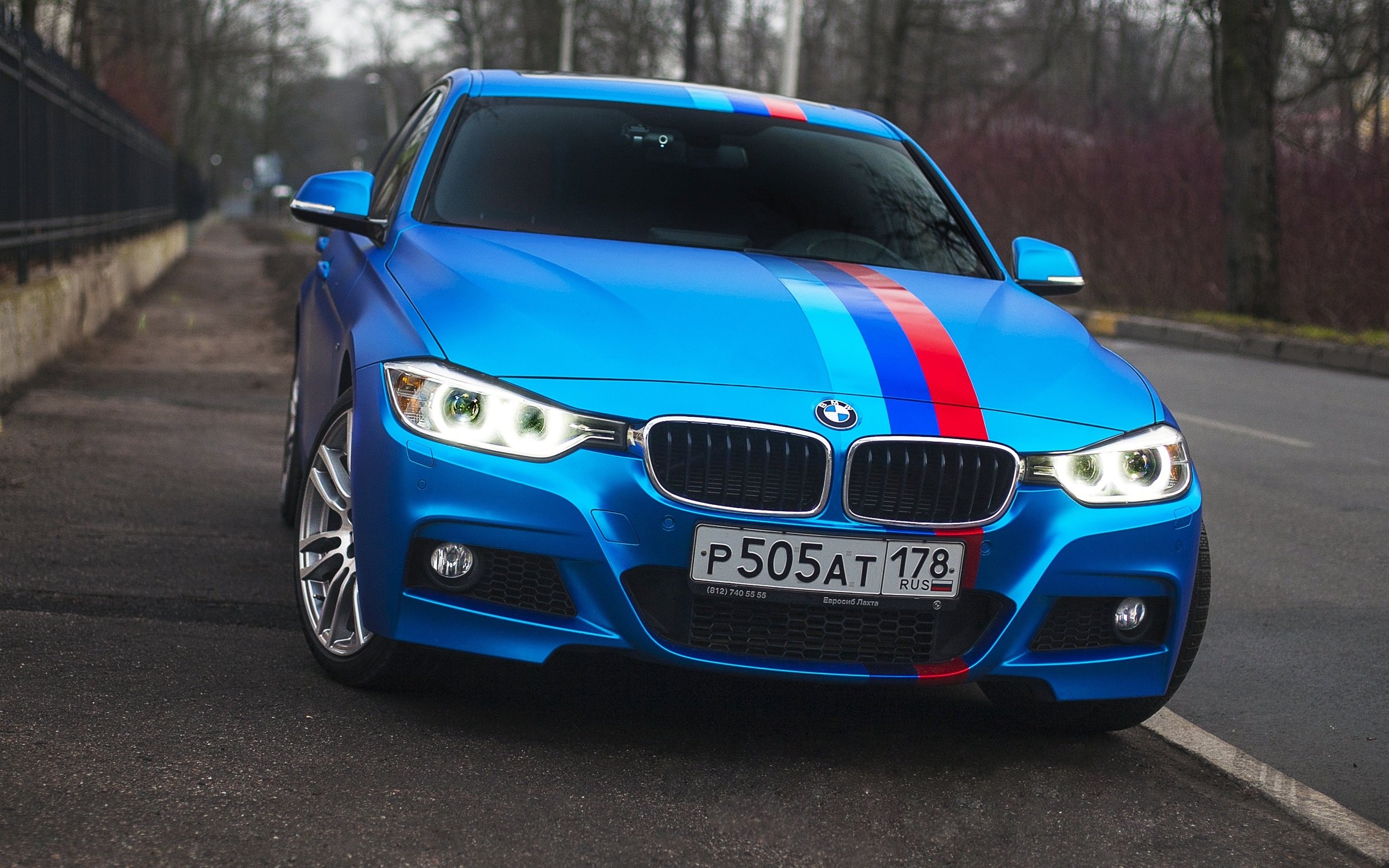 Обои м color. BMW m5 f30 синяя. BMW 335i f30. БМВ м5 ф90. BMW m3 f30 цвета.