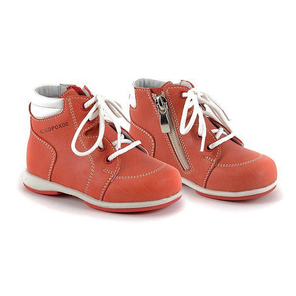 Детский ботинок белый фон