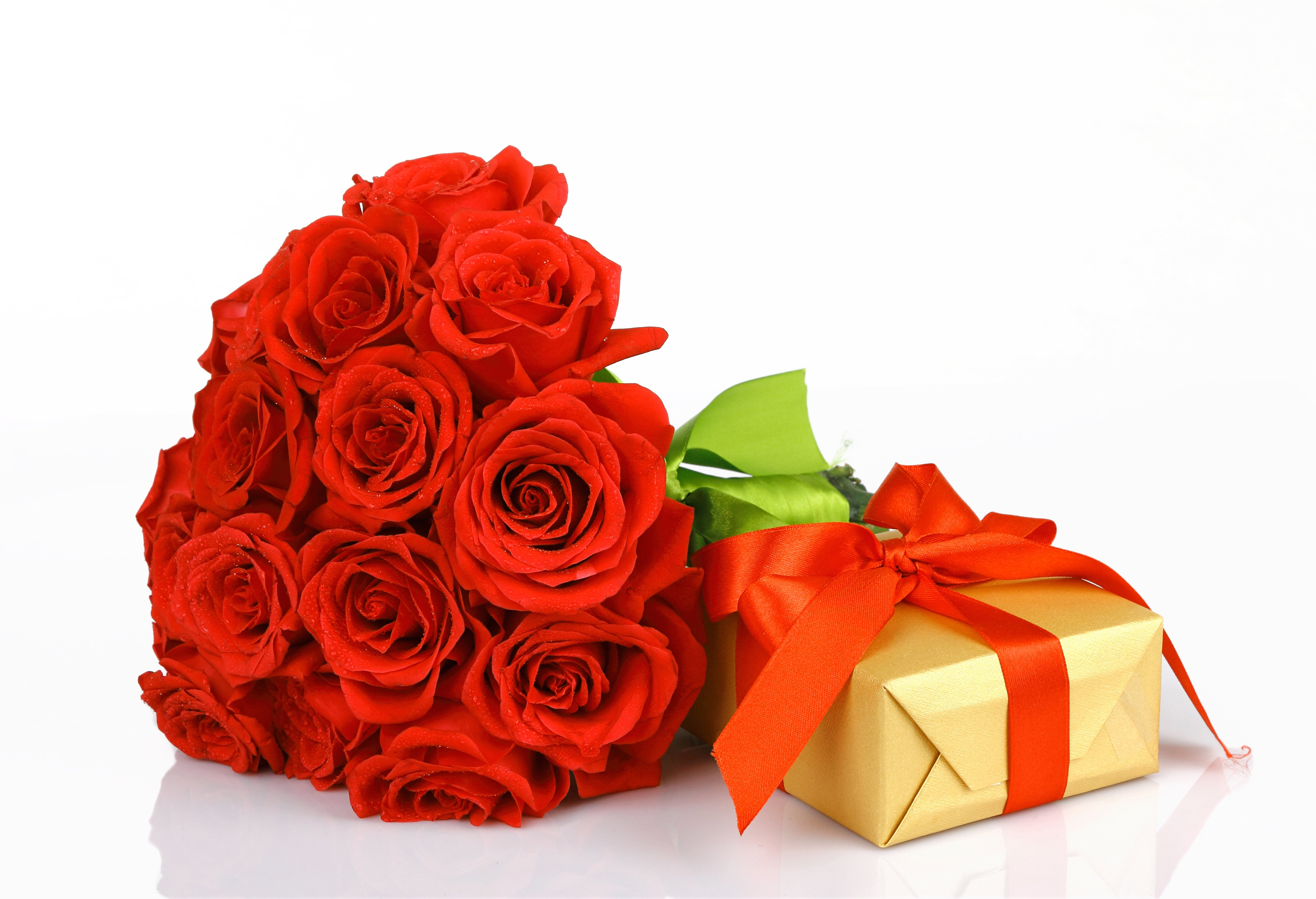 Подарочный букет на день рождения. Цветы в подарок. Букет роз. Красивые подарочные букеты цветов. Красивый букет в подарок.