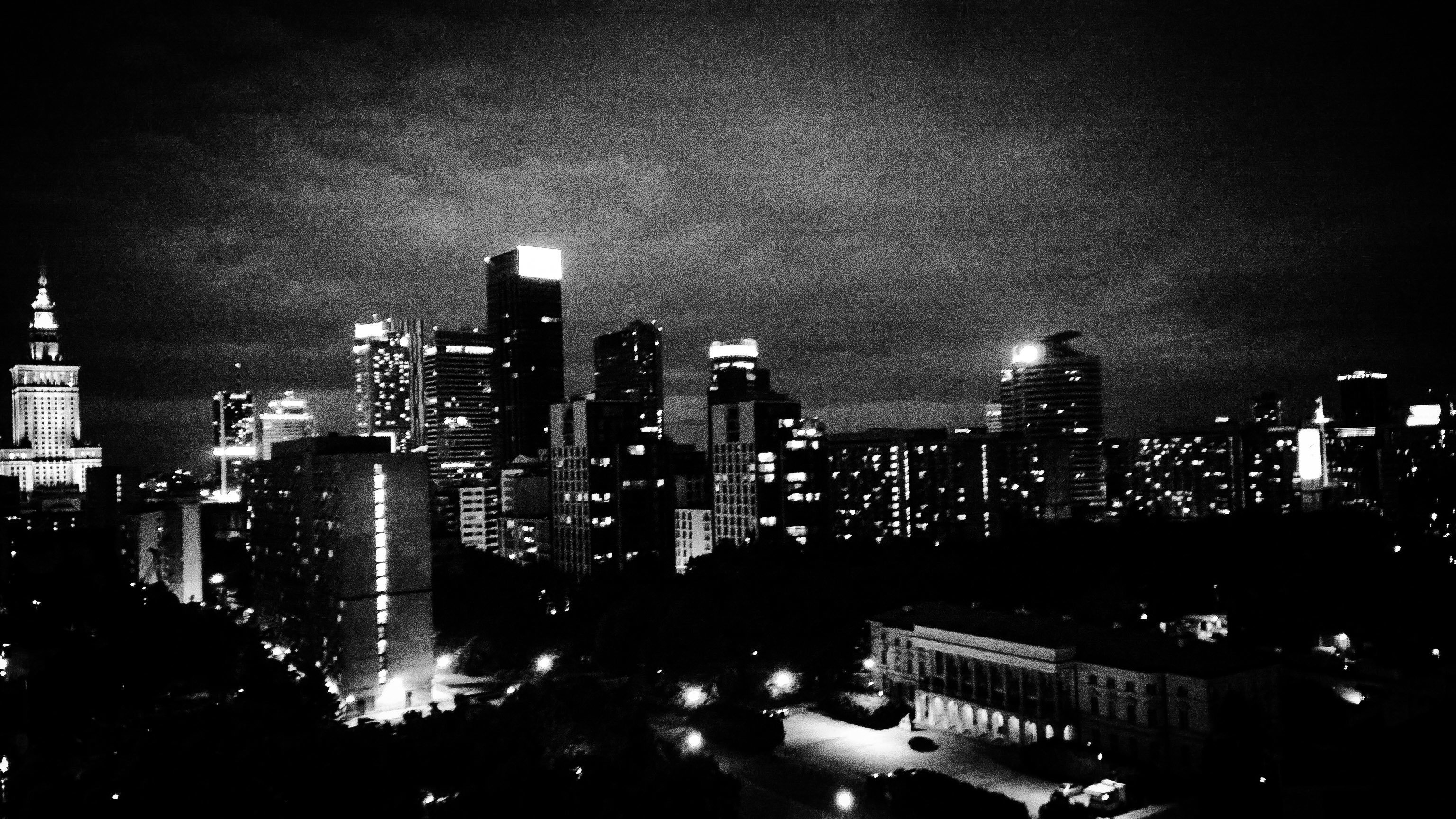 Города черном фоне. Тёмный город. Ночной город черно белый. Город ночью. Город чб.