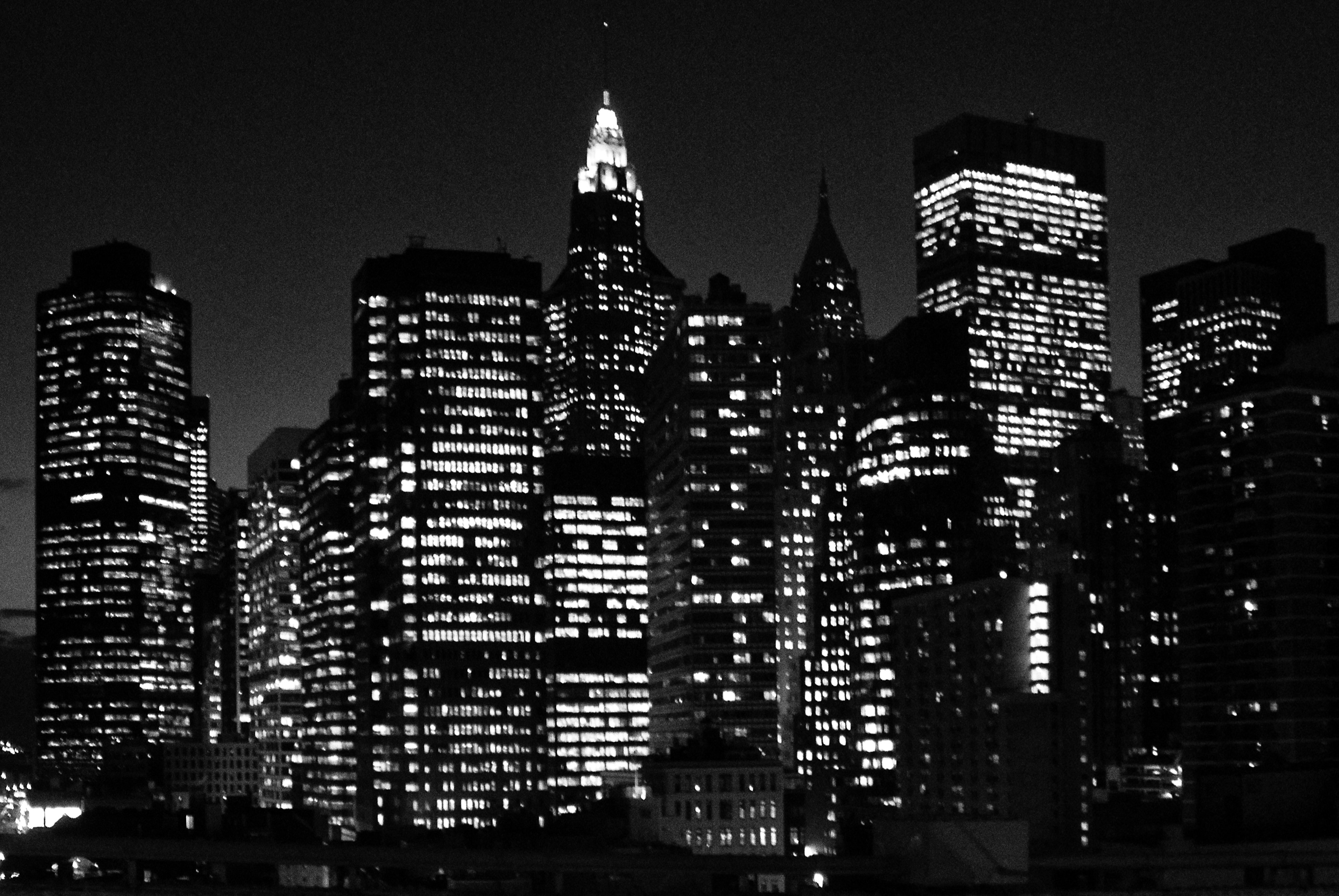 Картинка город черно белая. Тёмный город. Черный город. Ночной город черно белый. Город в черно белом цвете.