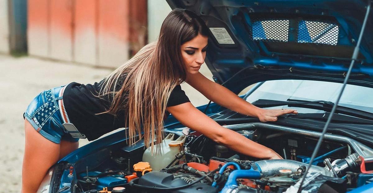 Девушка чинит машину. Красивая девушка в автосервисе. Девушка ремонтирует машину. Девушки мотора.