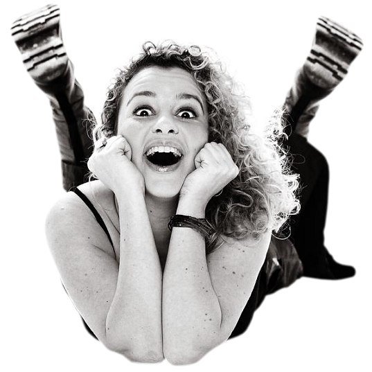 Девушка смеется на белом фоне